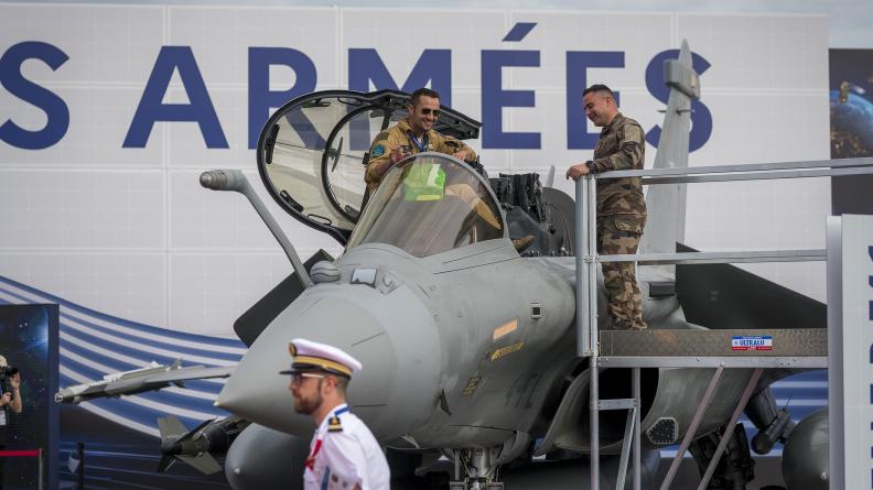 Un Rafale F4 de l’armée de l’Air et de l’Espace en démonstration statique au salon du Bourget