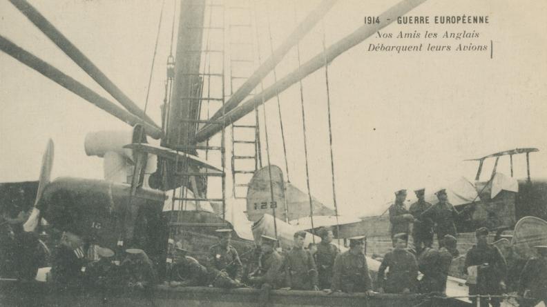 Carte postale représentant l’amitié franco-britannique lors de la Première Guerre mondiale 