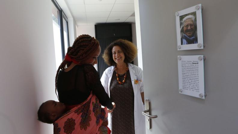 Fin de consultation pour la docteur Ghada Hatem à la Maison des Femmes de Saint-Denis.