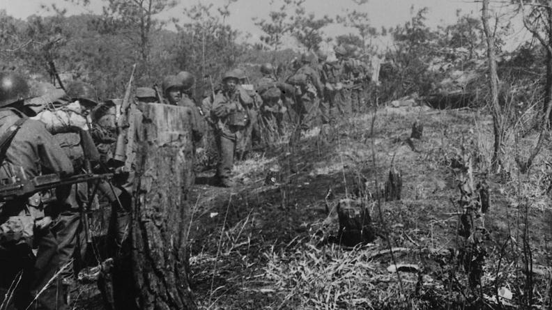 Le bataillon français de l'ONU franchit le 38e parallèle, fin avril 1951.