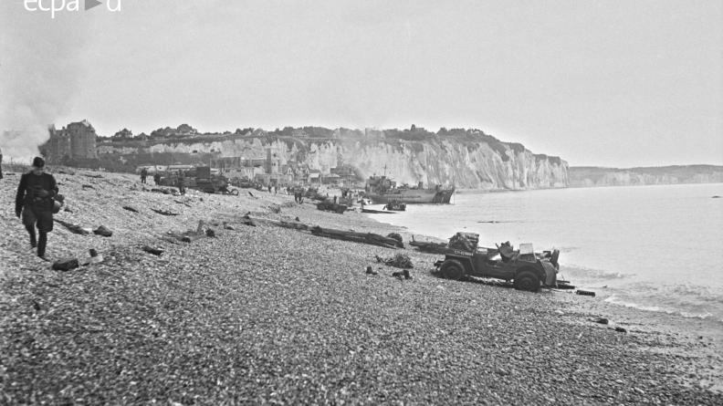 La plage de Dieppe après la tentative de débarquement canadienne prévue lors de l'opération Jubilee.