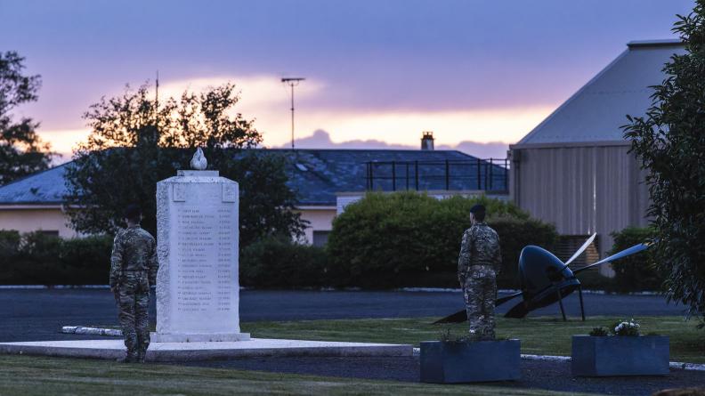 Le soir même, les stagiaires se relaient en binôme pour veiller le monument aux morts de l’unité.