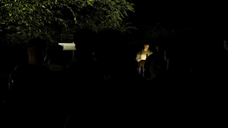 Tous les 10 km, le groupe s’arrête pour lire un extrait du recueil des traditions de l’unité. 