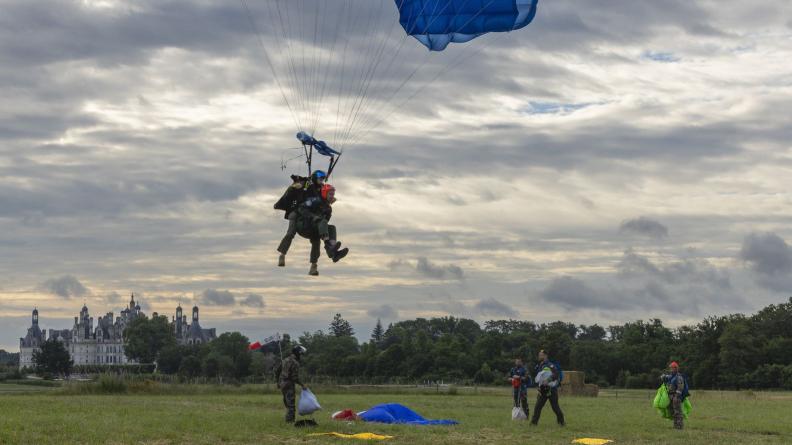 Le colonel Jean-François Déplanche rejoint les stagiaires, grâce à un saut en tandem.