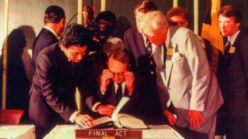 A Montego Bay, 119 pays signent les 320 articles de l’acte final de la convention, le 10/12/1982.