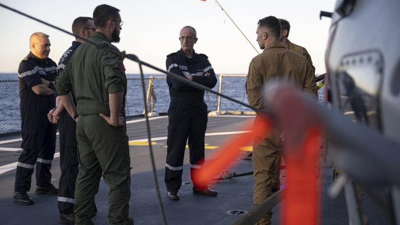 L’amiral Vaujour rencontre l’équipage de la Lorraine, déployée en mer Méditerranée, le 18/12/2023.