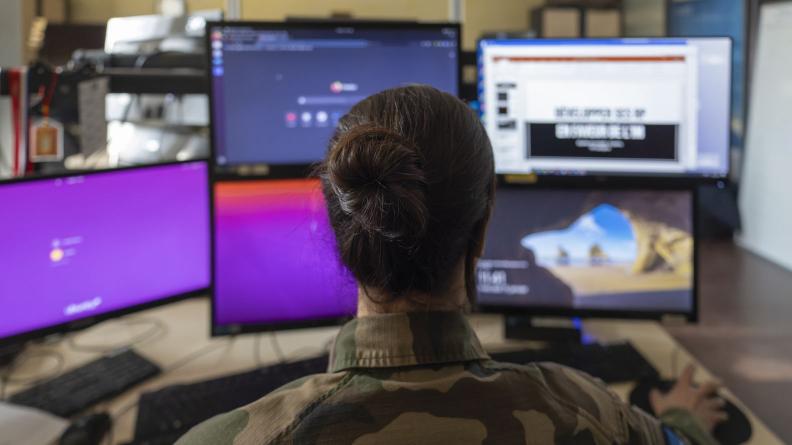Depuis son poste, le capitaine Mélanie traque les attaques informationnelles.