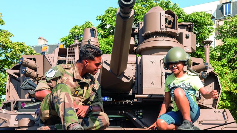 Un soldat de l’armée de Terre et un enfant, le 14 Juillet 2022, à Paris. 