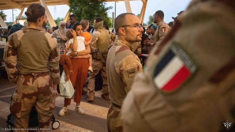 Près de 50 militaires de la base aérienne projetée de Niamey ont été mobilisés pour les évacuations.