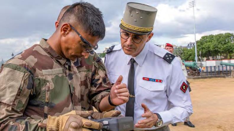 Le général de corps d’armée Abad, GMP, à la rencontre des télépilotes de drones en exercice, en mai 