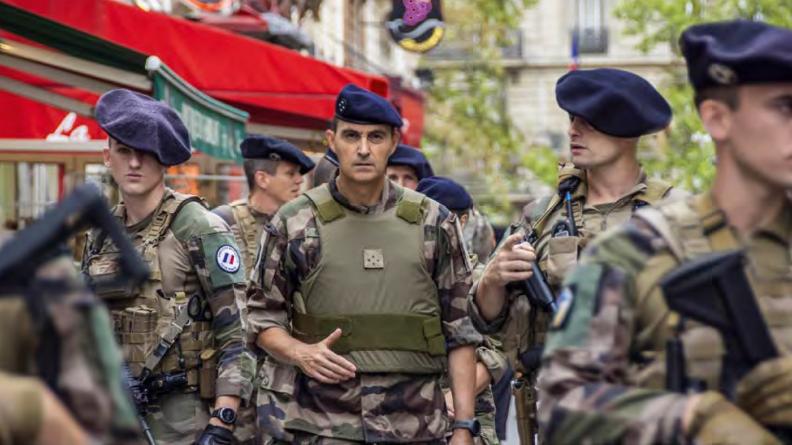 Le général de corps d’armée Abad avec une patrouille de l’opération Sentinelle (2023)