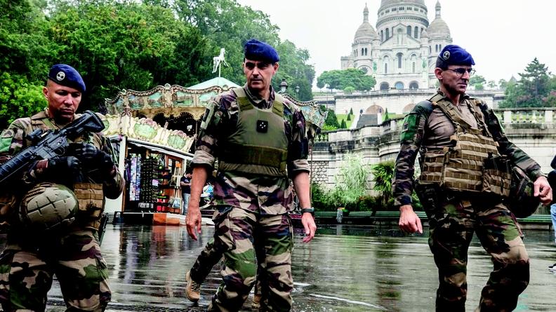 Le GMP en patrouille dans Paris  avec des soldats de l’opération Sentinelle, le 15 septembre 2021.
