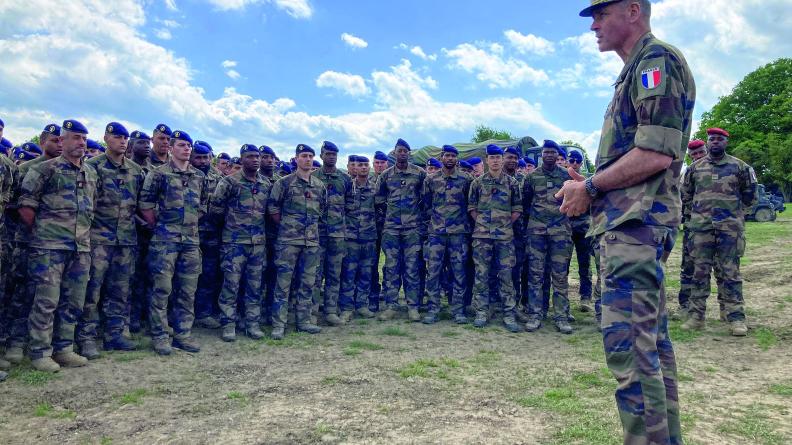 En visite des forces armées à Cincu, en Roumanie, le 22 mai 2022. 