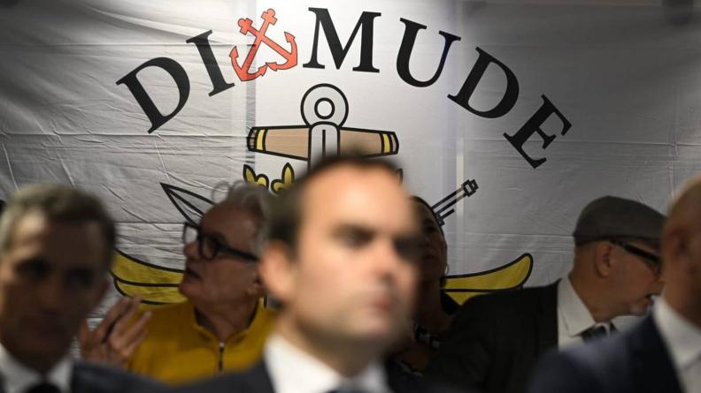 Sébastien Lecornu sur le Dixmude, au large de Gaza, le 31/12/2023.