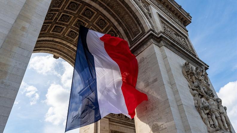 Sous l’Arc de Triomphe à Paris durant le ravivage de la flamme du Soldat inconnu