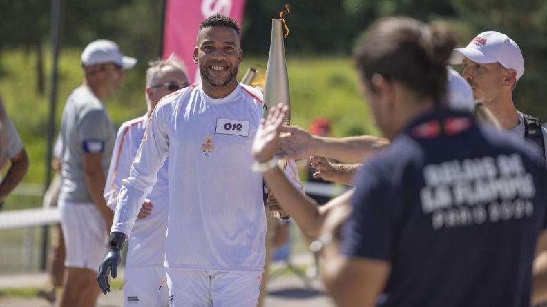 Alain Akakpo, blessé militaire et ancien sportif de haut niveau, porte la flamme paralympique 2024.