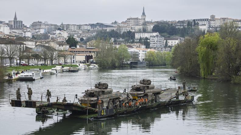 Le 6e régiment du génie fait passer des véhicules et des troupes de l’autre côté de la Charente. 