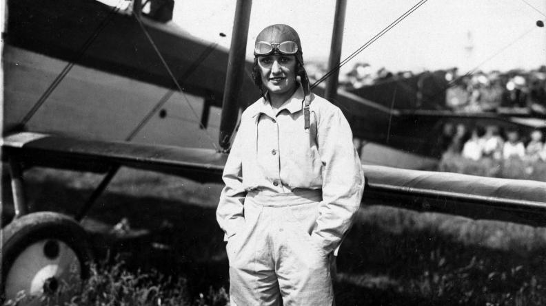 Maryse Bastié, une aventurière du ciel. Ici en 1928 lors d'un meeting aérien