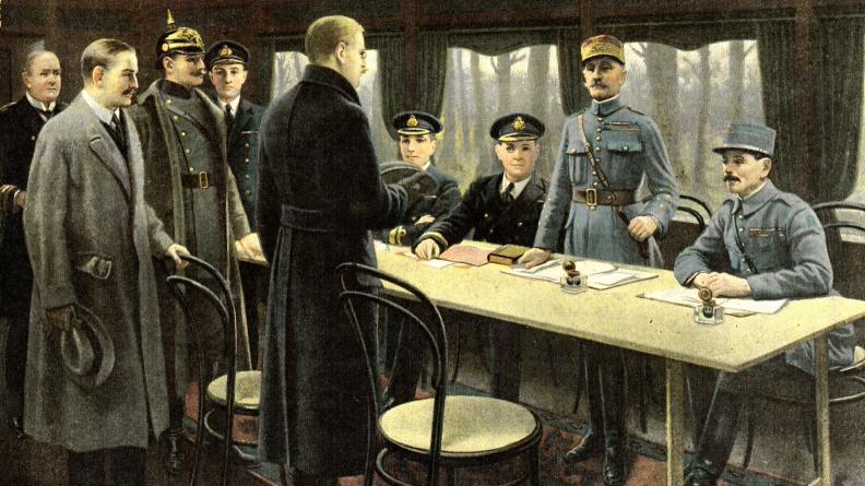 Le maréchal Foch (2e en partant de la droite) après la signature de l’Armistice