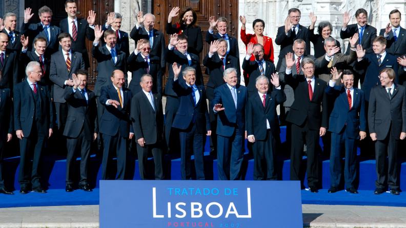 Le 13 décembre 2007, le traité de Lisbonne est signé par les 27 États membres.