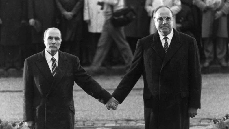 22/09/1984, à Verdun. H. Kohl et F. Mitterrand incarnent le moteur de la construction européenne