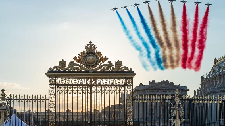La Patrouille de France survole le château de Versailles pour célébrer les 90 ans de l’AAE, 26/06/24