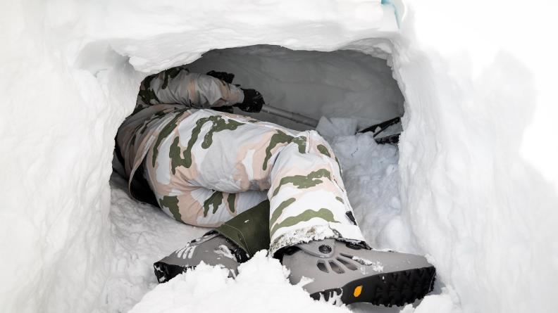 Quatre à cinq heures sont nécessaires pour construire un abris en neige, aussi appelé igloo. 