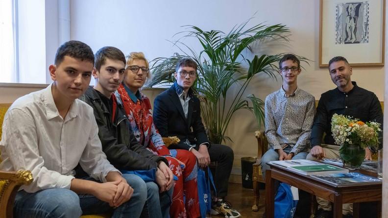Quentin, Aymeric, Dylan, Timothé et Oskar et leur professeur Mehdi 1er prix Par groupe lycée
