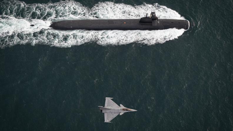Un Rafale Marine et un SNLE au large de Brest. 