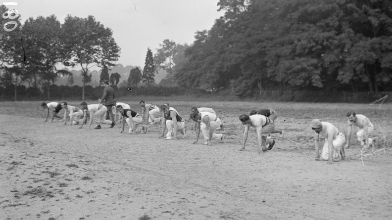Des sportifs sur le départ avant l’épreuve de saut d’obstacles à Joinville-le-Pont, en 1916. 