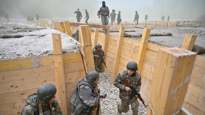 Les soldats ukrainiens de la brigade Anne de Kyiv en formation dans un camp de l’Est de la France.  