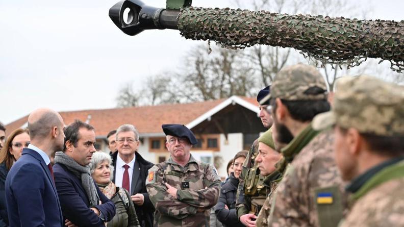 Sébastien Lecornu et Jean-Noël Barrot en visite au camp de manœuvre de l’Est de la France.