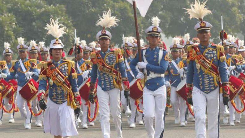 Troupes indonésiennes défilantes