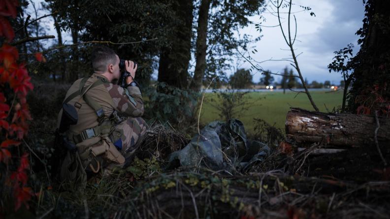 Dissimulé dans la végétation, le brigadier Louis photographie notamment les véhicules suspects. 