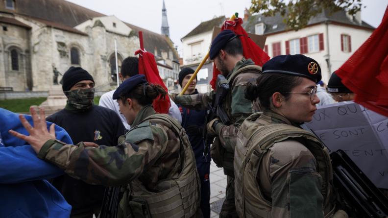 Une manifestation d’agriculteurs incarnée par des réservistes vient compliquer la mission du 24e RI.