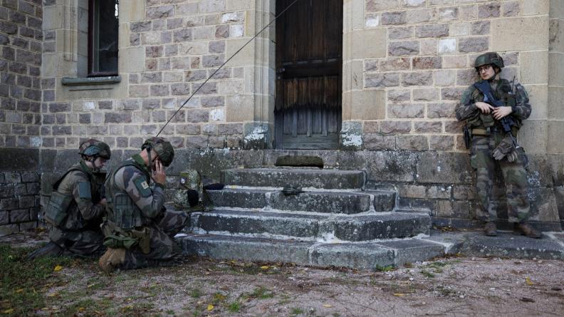 Le 126e RI est appelé en renfort par les FSI pour neutraliser les terroristes.