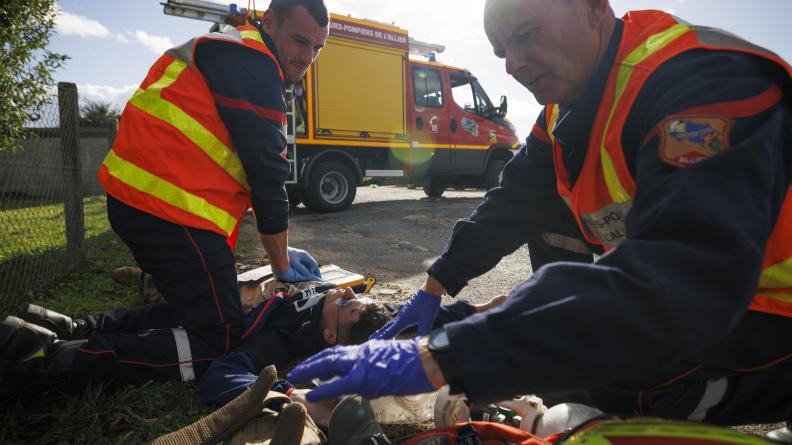 Les sapeurs-pompiers interviennent aux côtés des réservistes du 24e RI à la suite d’un accident. 