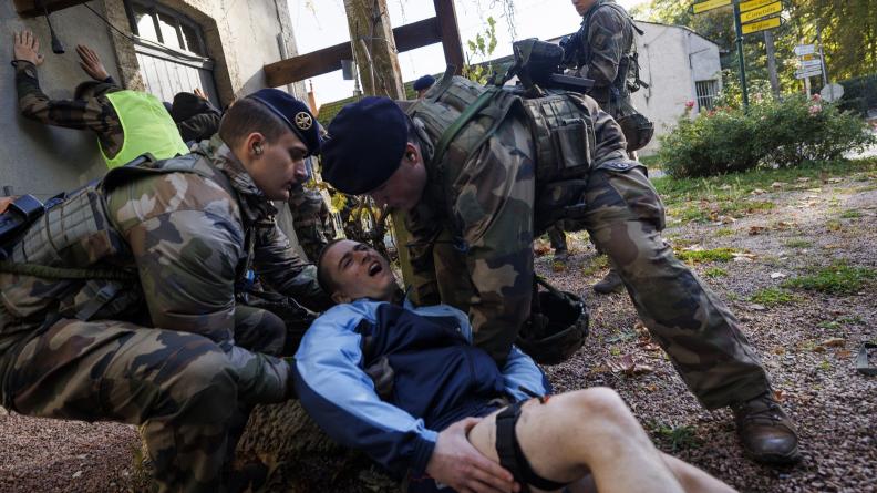 Le sergent Maxime a posé un garrot sur la victime. 