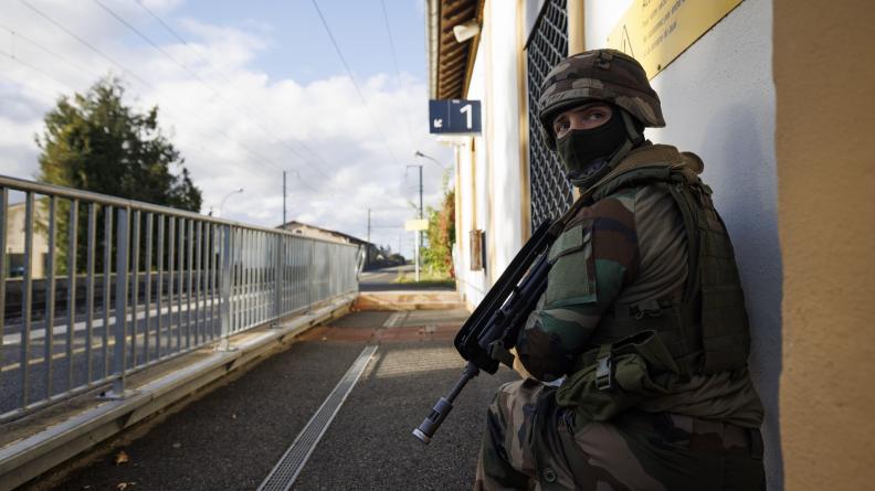 Un colis suspect est signalé à la gare, les réservistes du 5e RHC sécurisent la zone. 