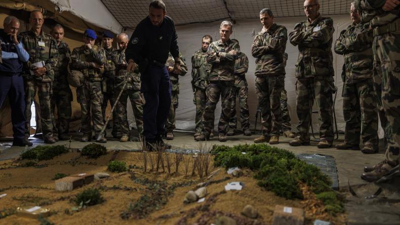 Au centre opérationnel, les commandants d’unité se préparent pour l’assaut final.