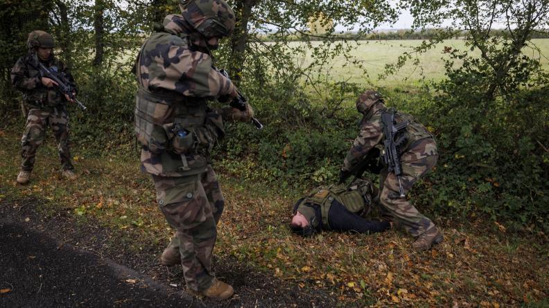 Les réservistes du 126e RI parviennent à intercepter les derniers terroristes qui s’étaient enfuis. 