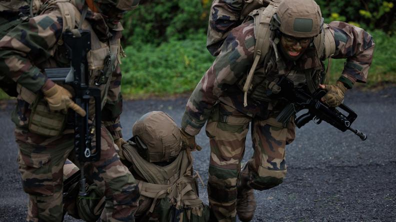 Évacuation d’un blessé par le 24e RI lors de l’exercice Vulcain