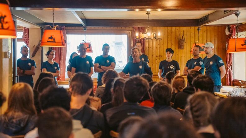 Des Jeunes IHEDN et des militaires de l’association Ultraops rencontrent des collégiens et lycéens.