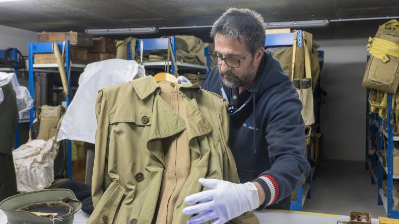 L’imperméable de Clark Gable : pièce phare des réserves de l’Airborne Museum de Sainte-Mère-Église. 