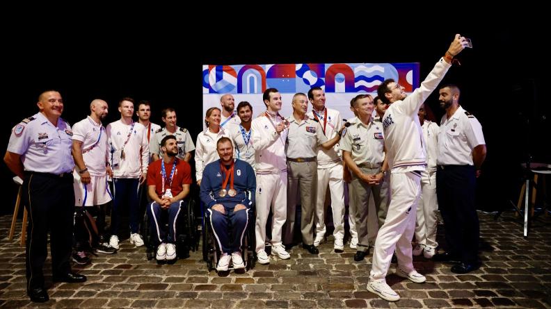 Une partie des sportifs paralympiques en compagnie des généraux Burkhard et Sanzey, au club France.