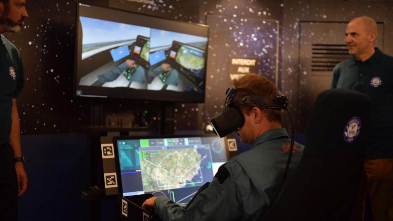 La cabine de pilotage virtuel du stand du ministère
