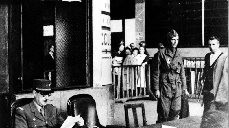 Le 25 août 1944, le général de Gaulle lit l’acte de capitulation de von Choltitz à Montparnasse. 
