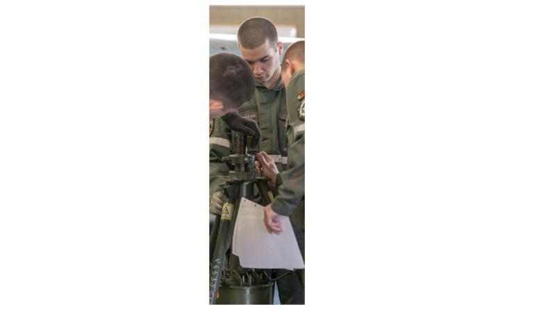 Uniforme de l'école d’enseignement technique de l’armée de l’Air et de l’Espace.