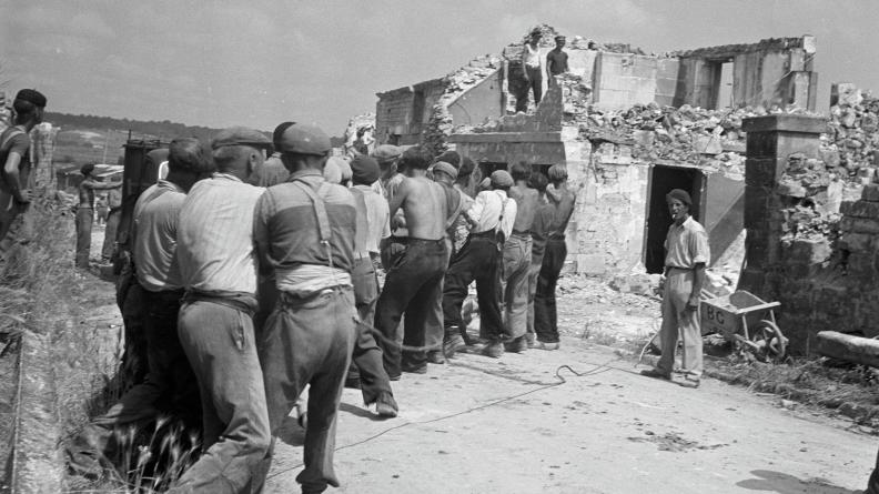 Chantier de la reconstruction à Saint-Leu-d’Esserent (1945). © André-Louis Guillaume / Terra