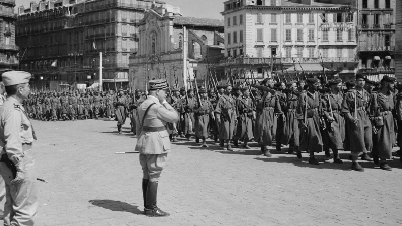 Défilé des tabors marocains devant le général de division Monsabert. 